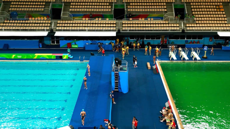 حادثة غامضة.. حوض غوص أولمبي يتحول إلى اللون الأخضر فجأة