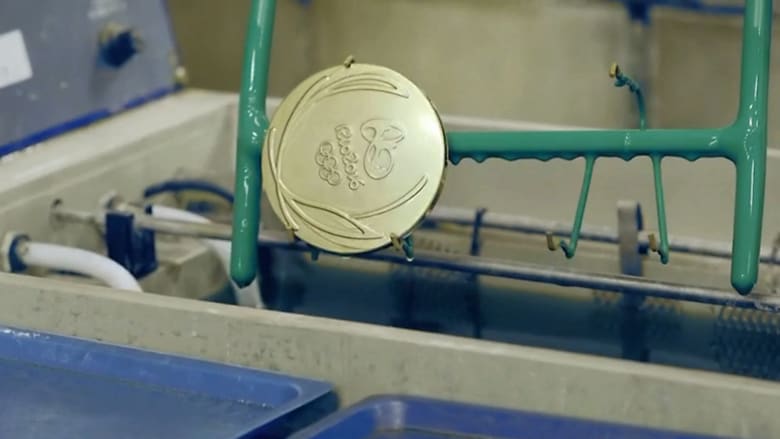 شاهد كيف تُصنع ميداليات الألعاب الأولمبية