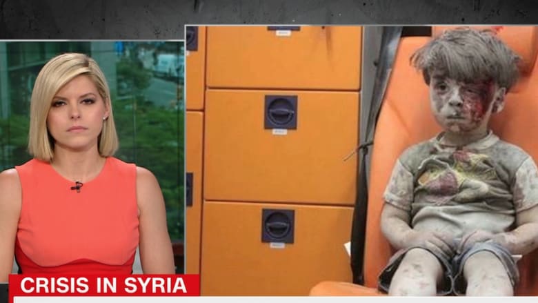شاهد مذيعة CNN تبكي على الهواء خلال قراءة خبر الطفل السوري عمران 