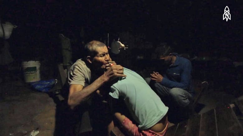 سجائر وسكاكين ونباتات.. هذا آخر المعالجين بالأعشاب في بيرو