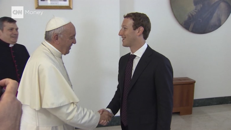 مارك زوكربيرغ يهدي البابا فرانسيس طائرة دون طيار