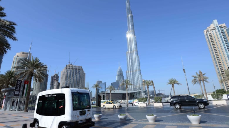 دبي تطلق خدمة نقل بأول سيارة ذاتية القيادة بعشرة مقاعد
