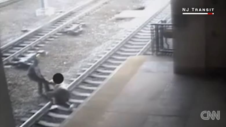 شرطي يصارع رجلا لإنقاذه من الانتحار أمام قطار مسرع