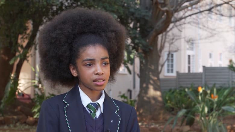 زليخة الجنوب أفريقية تتحدى العنصرية بتسريحات الشعر "الأفرو"