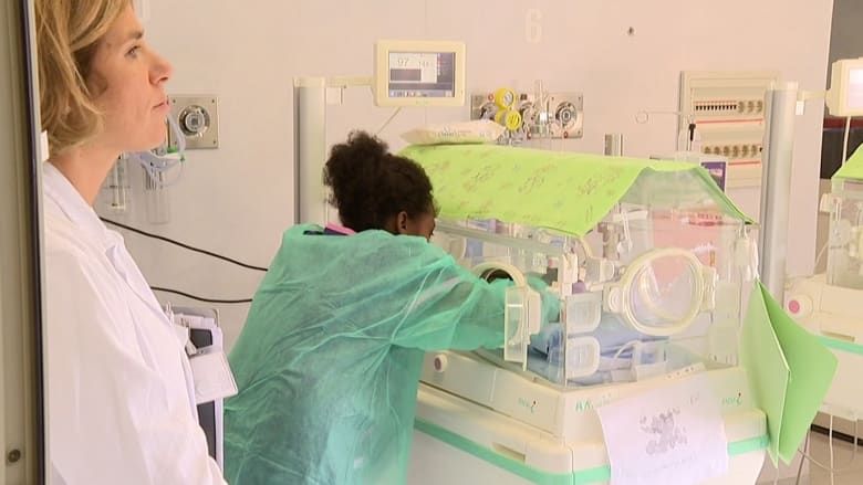 إنقاذ توأمين عمرهما 5 أيام من الغرق في قارب للمهاجرين بالمتوسط