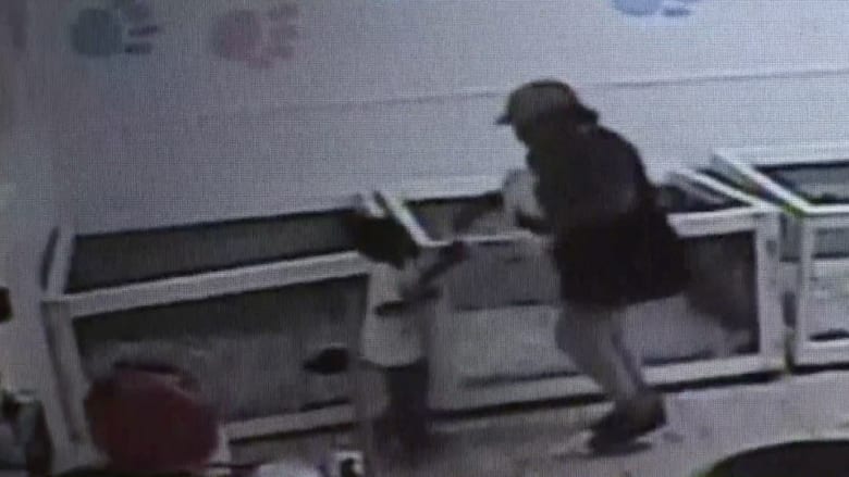 سرقة من نوع مختلف.. أمٌ تسرق جروا برفقة طفلتها