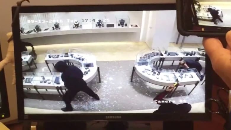 سرقة خاطفة: 40 ثانية.. مليون دولار من المجوهرات