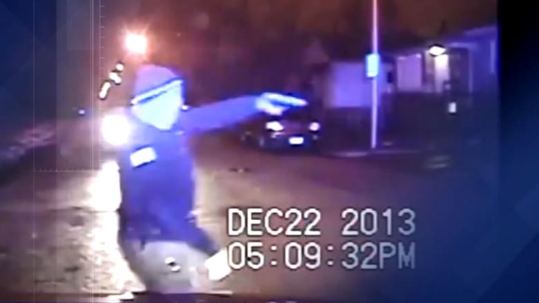 فيديو يظهر ضابطا أمريكياً يطلق النار على سيارة مليئة بمراهقين