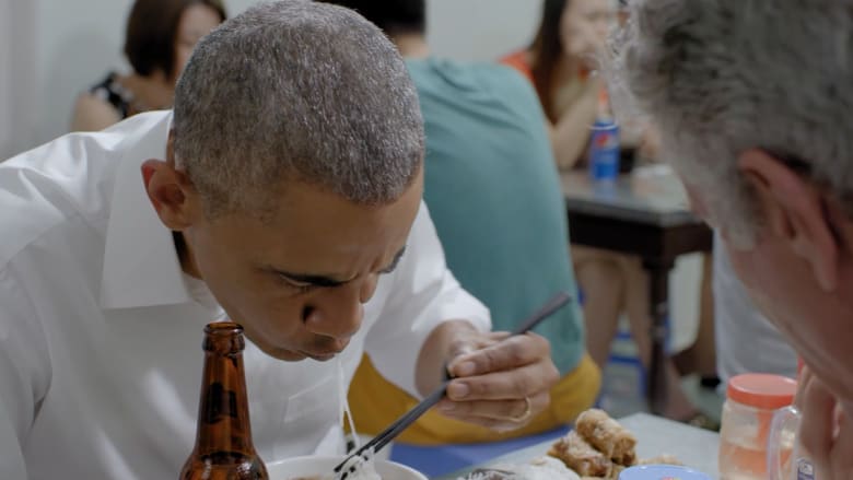 شاهد ردة فعل أوباما عند تناوله طبقاً فيتنامياً شعبياً للمرة الأولى