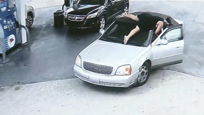شاهد.. امرأة تطارد لصاً وتقفز على سيارته بعدما سرقها