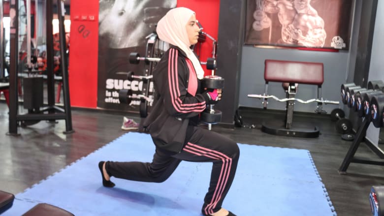 دانية المصري.. تحمل الأثقال في غزة وتحلم بالأولمبياد