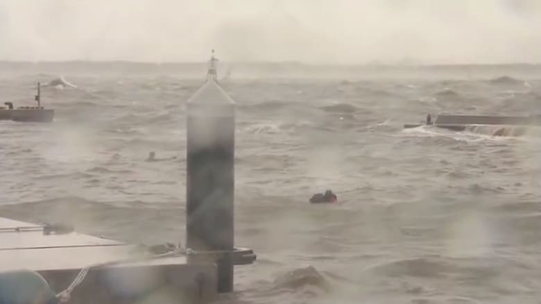 لحظة إنقاذ طاقم سفينة كورية الجنوبية من الغرق بسبب إعصار "تشابا"