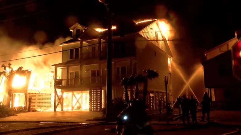 حريق هائل يدمر عدة أبنية سكنية في كارولينا الجنوبية