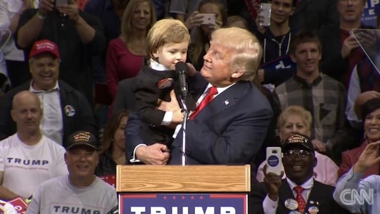 ترامب يحمل طفلاً يشبهه على المسرح خلال خطابه