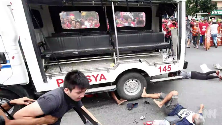 سيارة شرطة تدهس متظاهرين أمام سفارة أمريكا في الفلبين