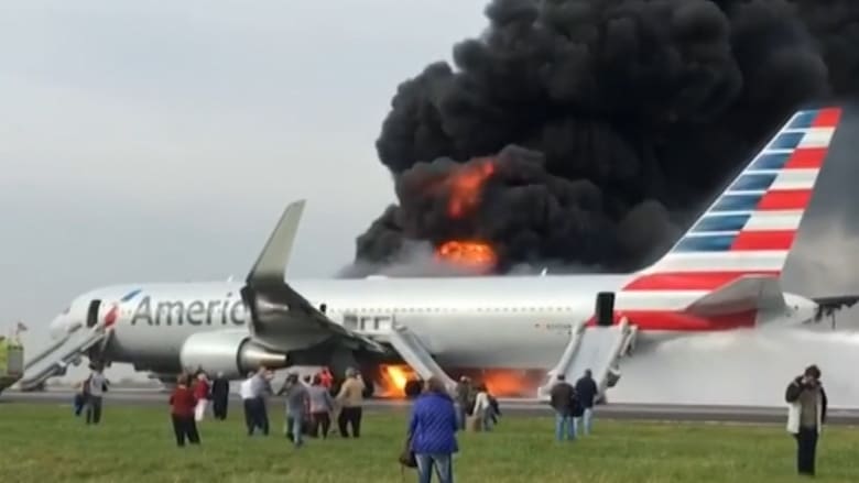حريق في طائرة ركاب خلال إقلاعها من مطار شيكاغو 