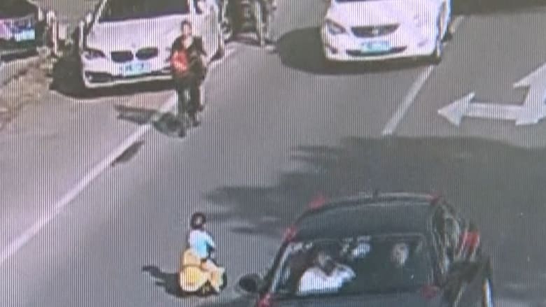 شاهد.. طفل صيني يتوه في شارع مزدحم عكس حركة المرور