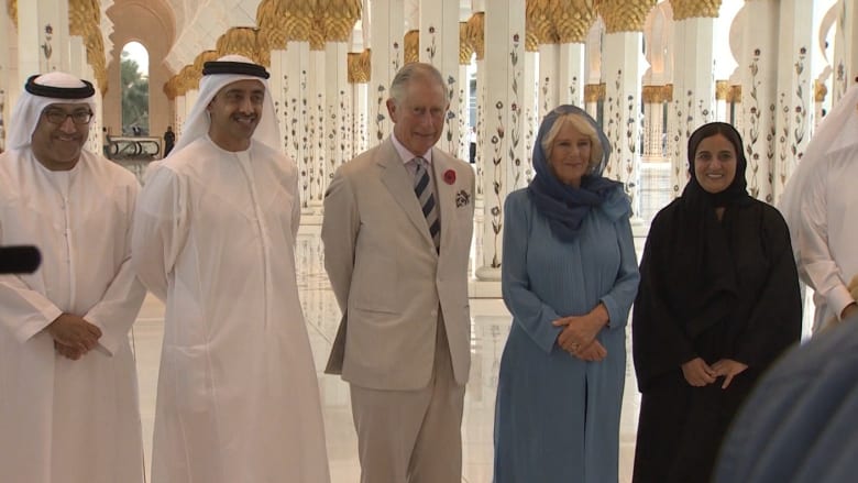 ولي عهد بريطانيا وزوجته يزوران مسجد الشيخ زايد