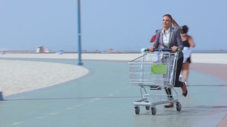 لماذا تدفع هذه السيدة عربة تسوق في شوارع دبي؟