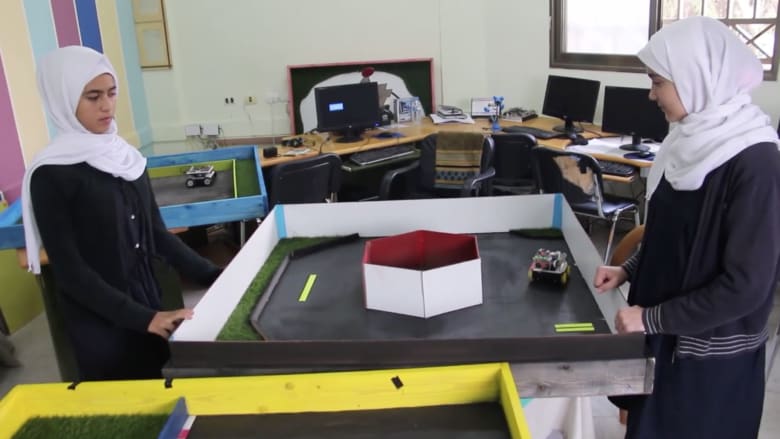 طالبتان من غزة تبتكران روبوتات ذكية لمساعدة المكفوفين والتحكم بالأجهزة المنزلية