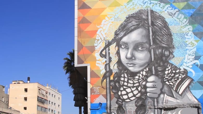 عدسة CNN  في غزة .. بلال خالد فنان غرافيتي يحيي الأحرف العربية بشكل جمالي وبمختلف الأماكن