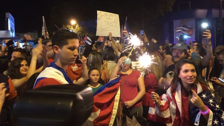 شاهد: شامبانيا ورقص وتطبيل.. احتفالات الكوبيين في أمريكا بوفاة فيديل كاسترو