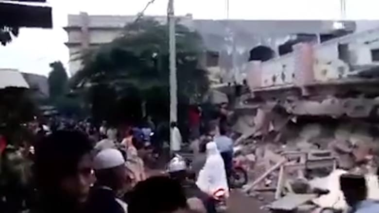 أودى بحياة 52 شخصاً.. شاهد آثار زلزال إندونيسيا
