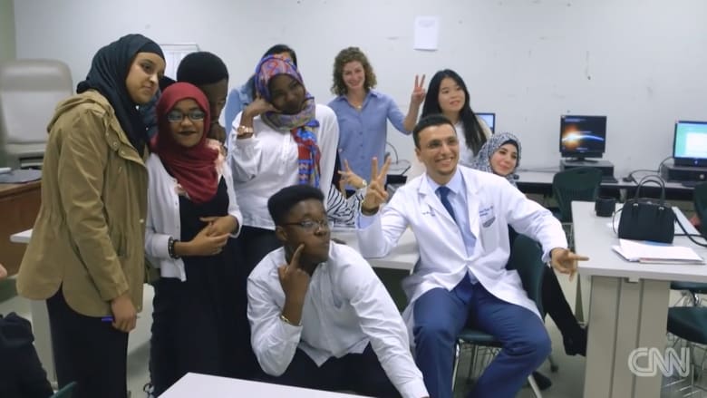 من لاجئ سوري يغسل الصحون في أمريكا إلى مدرّس لأطباء المستقبل