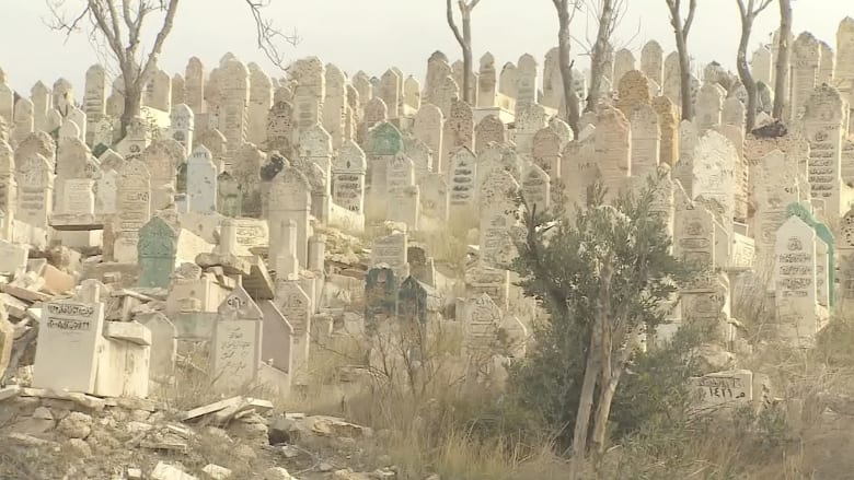 مقابر تتوسع وسط الأنقاض.. حلب على حافة السقوط