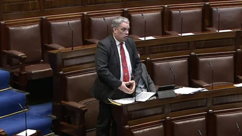 ربطة عنقه تشوش على خطاب هذا البرلماني الإيرلندي