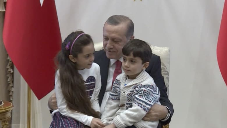 أردوغان يستقبل طفلة حلب بانا العابد بالأحضان والهدايا
