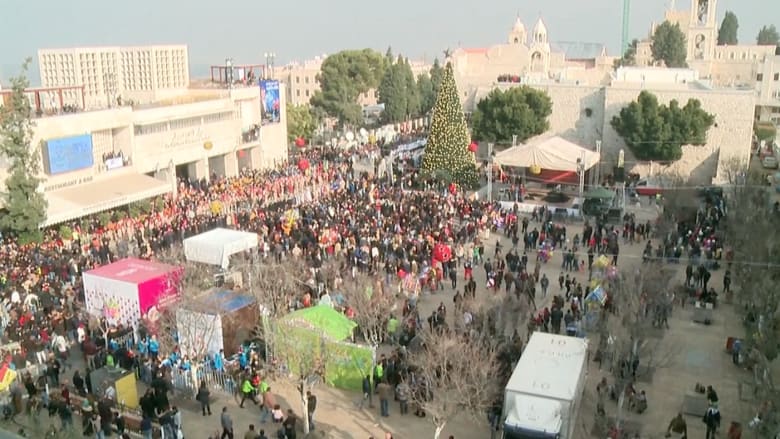 الآلاف يحتشدون في ساحة المهد عشية عيد الميلاد