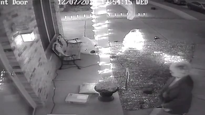 كاميرات المراقبة ترصد سرقات هدايا عيد الميلاد من أمام أبواب المنازل