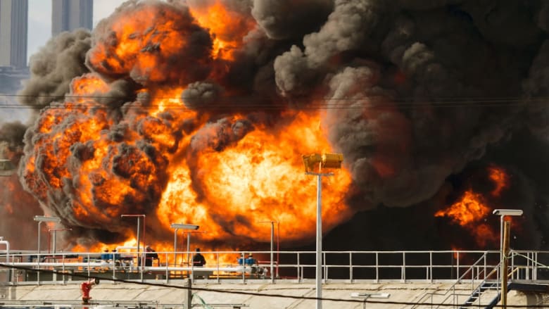 السيطرة على حريق هائل بعد اشتعال خزان وقود بمصفاة حيفا
