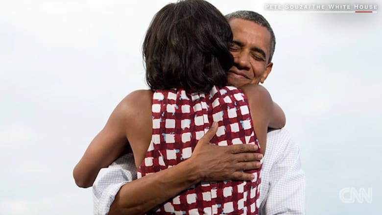 قبلات وعناق.. أجمل لحظات لأوباما وزوجته