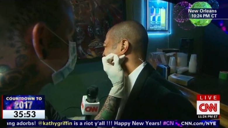 مراسل CNN يثقب أذنه احتفالاً برأس السنة أثناء بث مباشر!