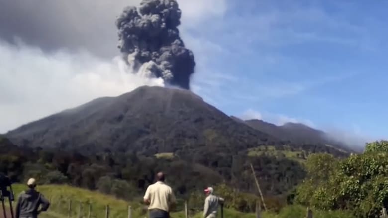 مشهد مذهل للحظة ثوران بركان في كوستاريكا
