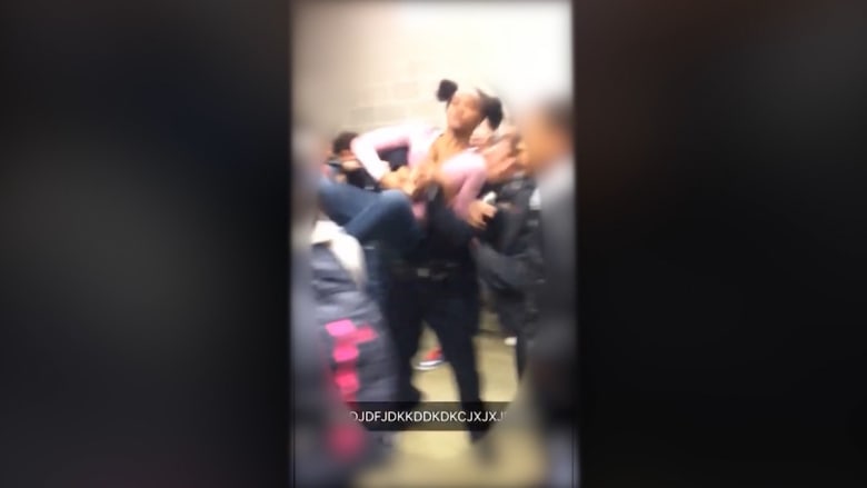 غضب واسع في أمريكا بعد رمي شرطي بعنف لتلميذة على الأرض