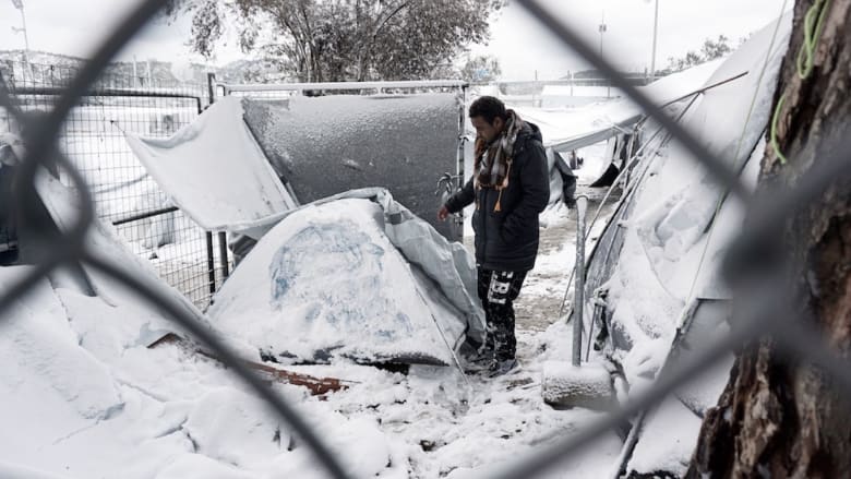 الثلوج والطقس القاسي يجلبان الفوضى للاجئي مخيم ليسبوس