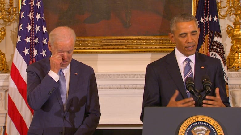 دموع نائب أوباما تنهمر بعد تلقيه ميدالية الرئاسة للحرية