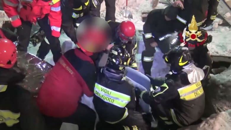 ‫شاهد.. إنقاذ ناجين من انهيار جليدي مميت في إيطاليا‬