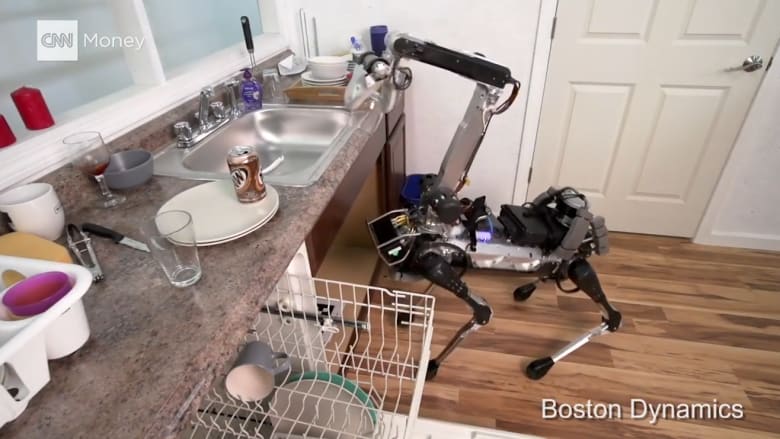 شاهد.. كلب روبوتي يغسل الصحون