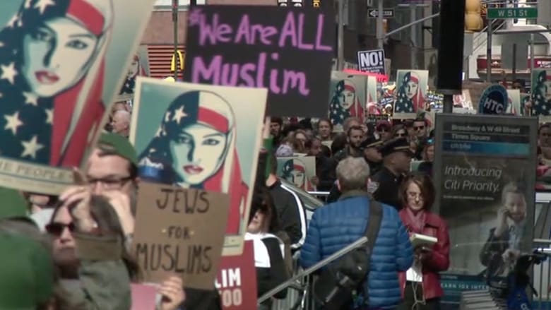 متظاهرون ضد ترامب في نيويورك: أنا مسلم أيضا