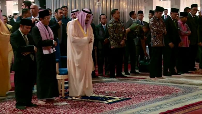 الملك سلمان يصلي في إندونيسيا ويشدد على أهمية الاتحاد ضد الإرهاب