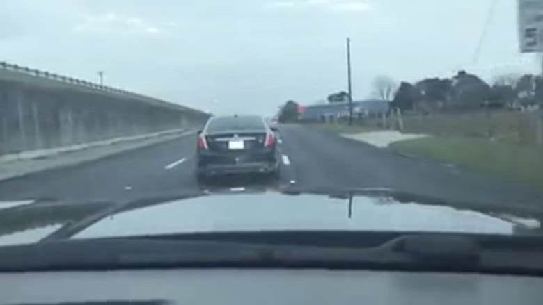 شاهد كيف يقود سائق مخمور على طريق سريع بتكساس