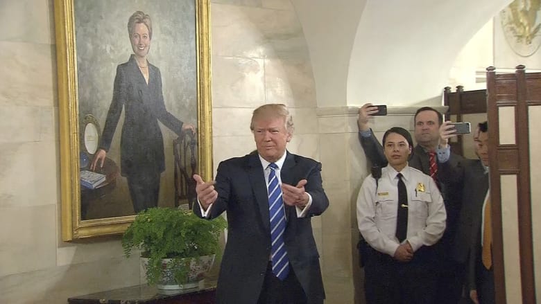 لوحة لهيلاري كلينتون تطارد ترامب داخل البيت الأبيض