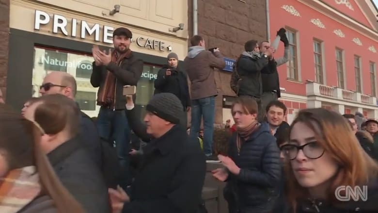 شاهد.. تظاهرات ضد الكرملين في جميع أنحاء روسيا