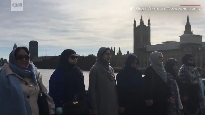 شاهد.. مسلمات يشكلن سلسلة بشرية بلندن بعد هجوم البرلمان