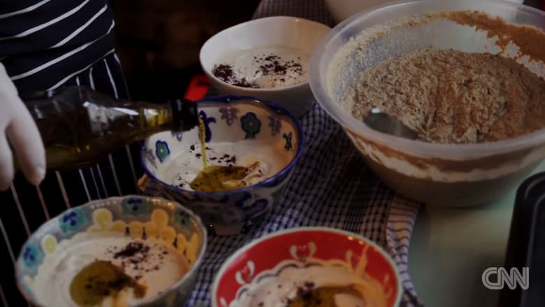 دمشق في لندن.. تعرّفوا إلى مطعم عماد ومأكولاته السورية الشهية