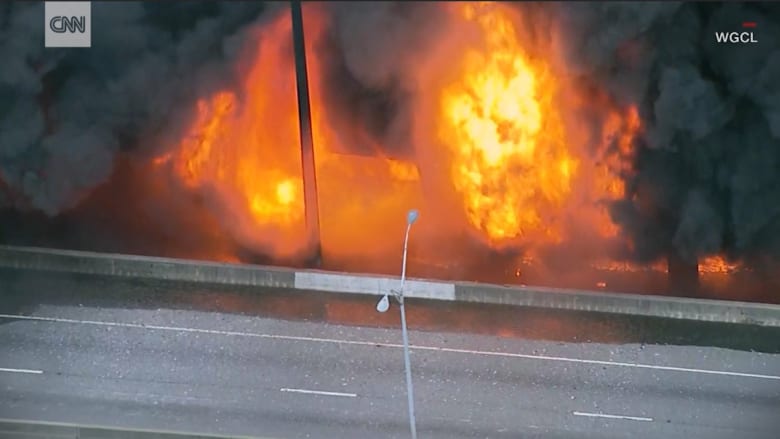 حريق ضخم يؤدي إلى سقوط طريق سريع بأمريكا